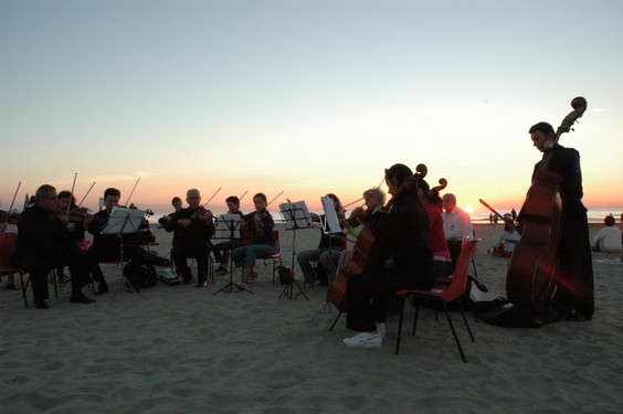 orchestra in spiaggia.jpg